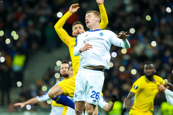 Spelers van Dinamo Kiev en Chelsea in actie tijdens de Uefa Europa League Ronde van 1 8 — Stockfoto