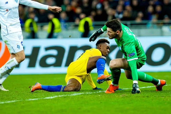 Gracze z Dynamo Kijów i Chelsea w akcji podczas Ligi Europejskiej UEFA rundy 1 8 — Zdjęcie stockowe