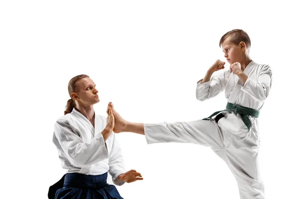 Hombre y adolescente chico luchando en aikido entrenamiento en artes marciales escuela — Foto de Stock