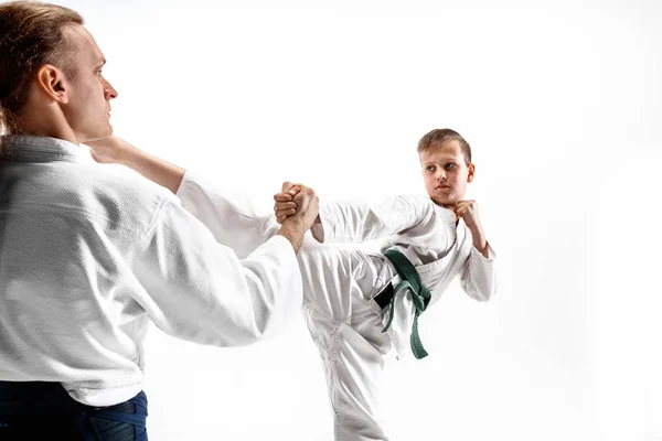 Hombre y adolescente chico luchando en aikido entrenamiento en artes marciales escuela — Foto de Stock