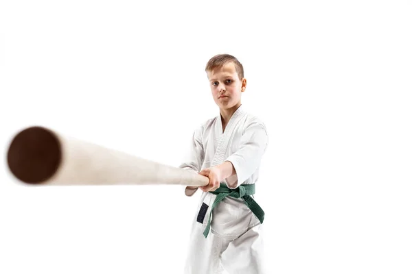 Teen ragazzo che combatte con la spada di legno a Aikido formazione nella scuola di arti marziali — Foto Stock