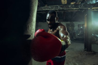 El boksör siyah arka plan üzerinde. Güç, saldırı ve hareket kavramı