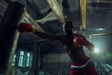 El boksör siyah arka plan üzerinde. Güç, saldırı ve hareket kavramı