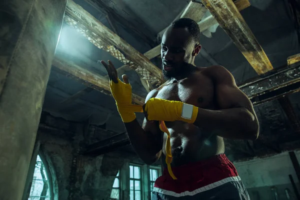 Boxeador afroamericano está envolviendo las manos con vendaje —  Fotos de Stock