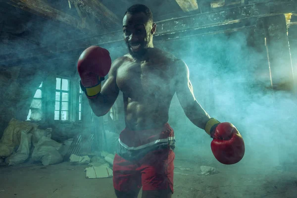 Hand eines Boxers über schwarzem Hintergrund. Kraft, Angriff und Bewegungskonzept — Stockfoto
