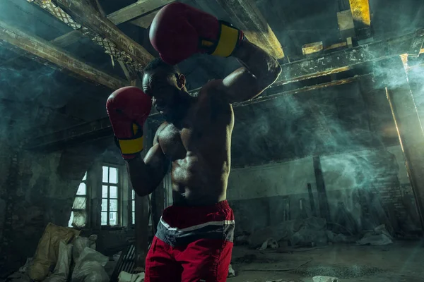 Hand av boxer över svart bakgrund. Styrka, attack och motion koncept — Stockfoto