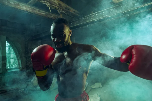 Hand av boxer över svart bakgrund. Styrka, attack och motion koncept — Stockfoto