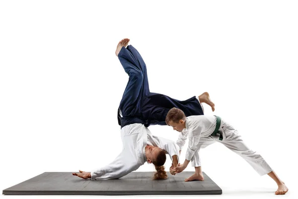 Az ember és a tini fiú harcok aikido harcművészeti iskola képzés — Stock Fotó
