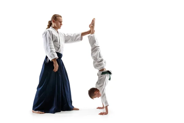 Hombre y adolescente chico luchando en aikido entrenamiento en artes marciales escuela — Foto de Stock