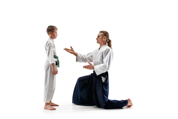 Hombre y adolescente chico luchando en aikido entrenamiento en artes marciales escuela — Foto de Stock
