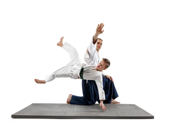 Man en tiener jongen gevechten bij aikido opleiding in de martial arts school — Stockfoto