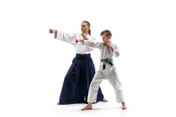 Homem e adolescente lutando no treinamento de aikido na escola de artes marciais — Fotografia de Stock