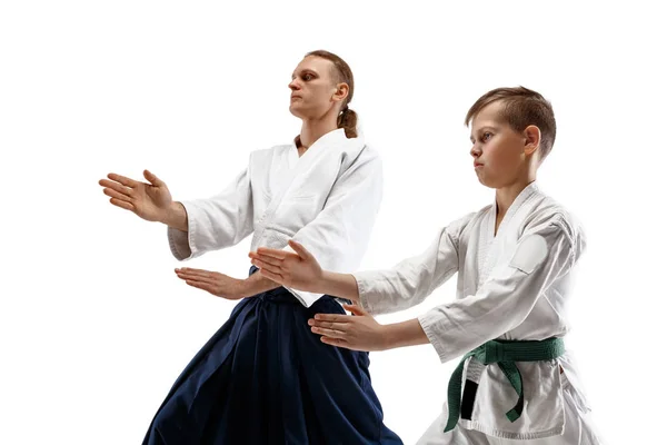 Мужчина и подросток сражаются на тренировках айкидо в школе боевых искусств — стоковое фото