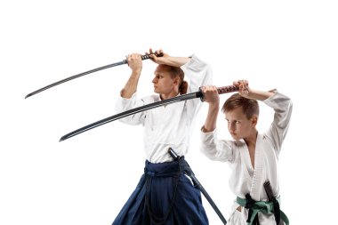 Dövüş sanatları okulu aikido eğitimi, mücadele adam ve genç çocuk