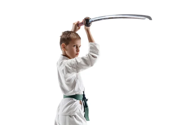 Tiener jongen gevechten bij aikido opleiding in de martial arts school — Stockfoto