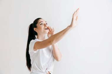 Gri genç casual kadın stüdyoda bağırarak izole