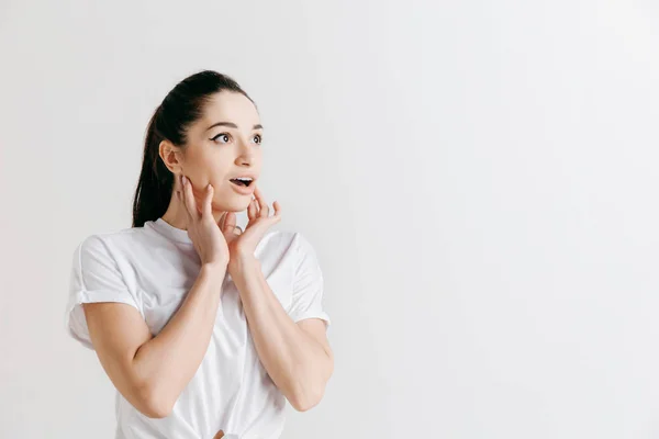 Hermosa mujer mirando sorprendida — Foto de Stock