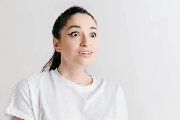 Hermosa mujer mirando sorprendida —  Fotos de Stock