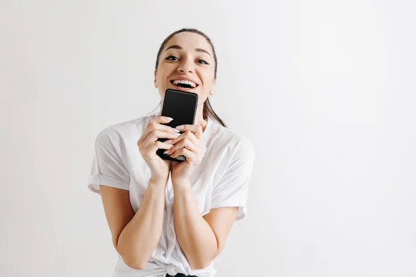 Portrait d'une fille décontractée confiante montrant écran vierge de téléphone mobile — Photo