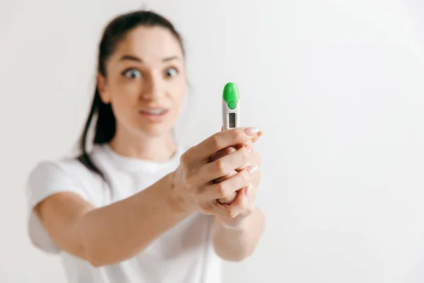 Hamilelik testi isteyen gülümseyen genç bir kadın. — Stok fotoğraf