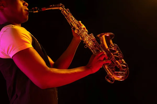 Músico de jazz afroamericano tocando el saxofón . — Foto de Stock