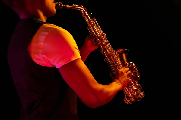 Músico de jazz afro-americano tocando saxofone . — Fotografia de Stock