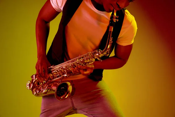 Músico de jazz afroamericano tocando el saxofón . — Foto de Stock