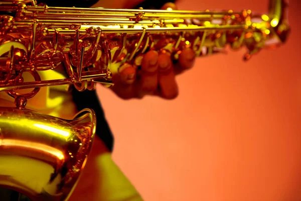 Músico de jazz afroamericano tocando el saxofón . — Foto de Stock