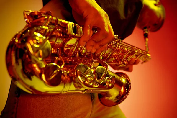 Músico de jazz afro-americano tocando saxofone . — Fotografia de Stock