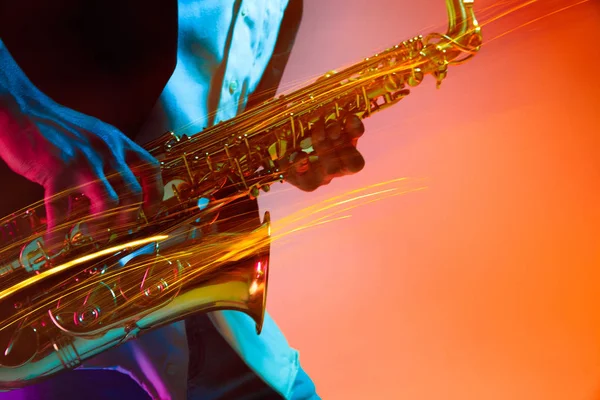 非洲裔美国爵士乐音乐家的演奏萨克斯管. — 图库照片