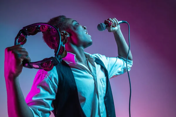 African American knappe jazzmuzikant spelen tamboerijn en zang. — Stockfoto