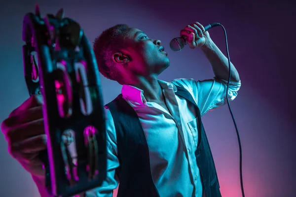 Afro-americano bonito músico de jazz tocando tamborim e cantando . — Fotografia de Stock