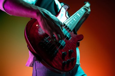 Bas gitar çalmaya Afro-Amerikan caz müzisyeni.