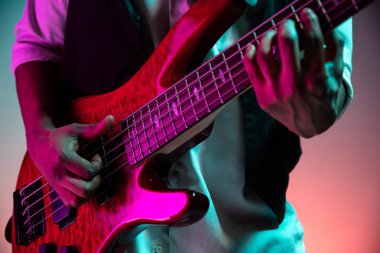 Bas gitar çalmaya Afro-Amerikan caz müzisyeni.
