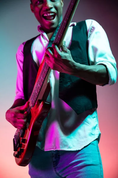 Músico de jazz afroamericano tocando el bajo . — Foto de Stock