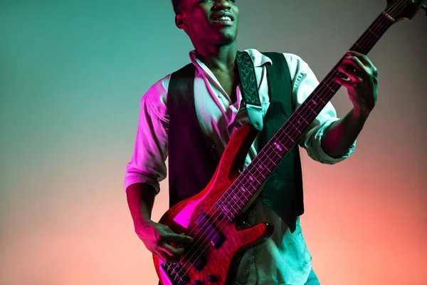 Afrikanisch-amerikanischer Jazzmusiker spielt Bassgitarre. — Stockfoto