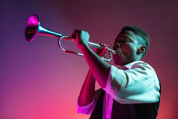 アフリカ系アメリカ人のジャズミュージ シャンのトランペットを演奏. — ストック写真