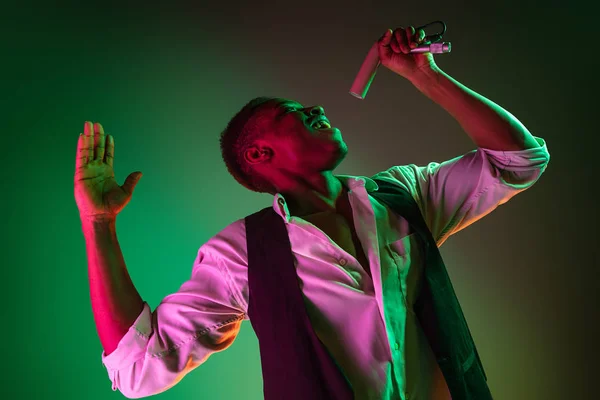 Afro-americano bonito músico de jazz cantando . — Fotografia de Stock