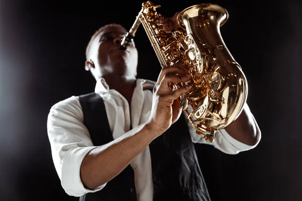 Músico de jazz afroamericano tocando el saxofón . — Foto de Stock