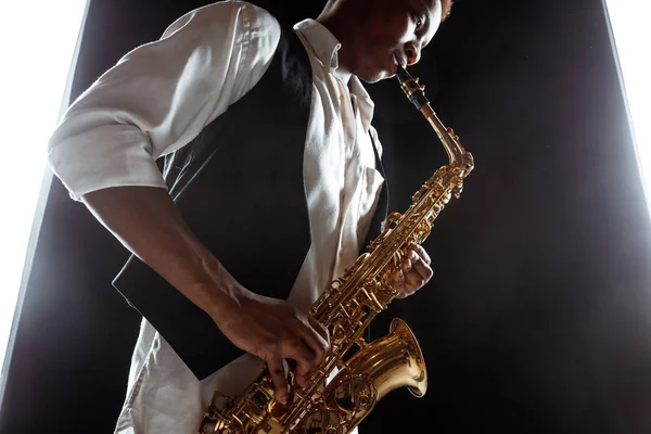 Músico de jazz afroamericano tocando el saxofón . — Foto de Stock