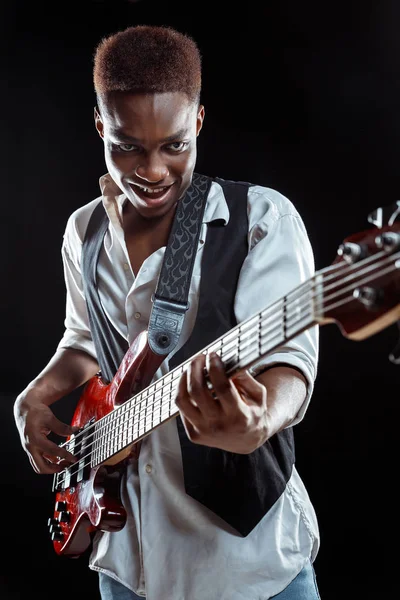 Afro-Amerikaanse jazzmuzikant basgitaar spelen. — Stockfoto