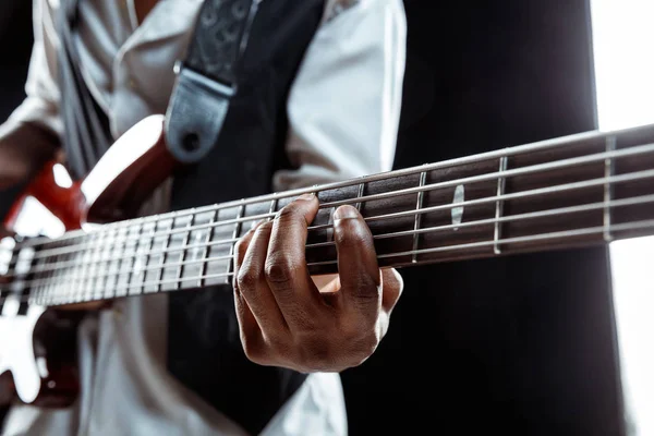 Músico de jazz afroamericano tocando el bajo . — Foto de Stock