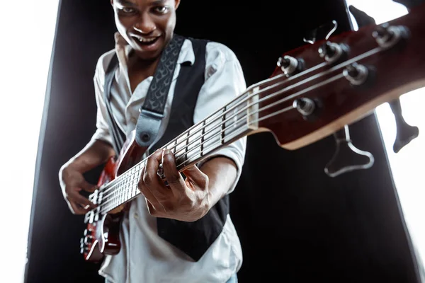 Afro-Amerikaanse jazzmuzikant basgitaar spelen. — Stockfoto