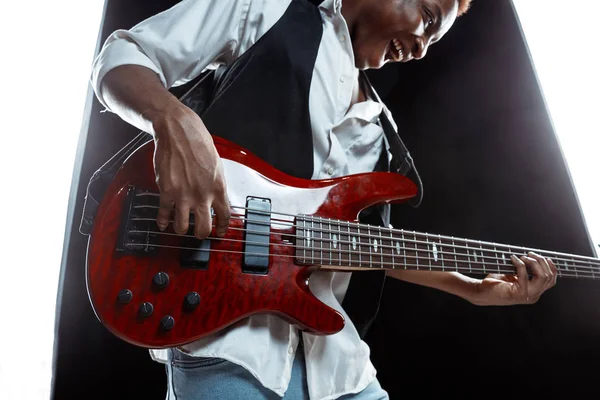 Afro-amerikai jazz-zenész játszik basszus gitár. — Stock Fotó