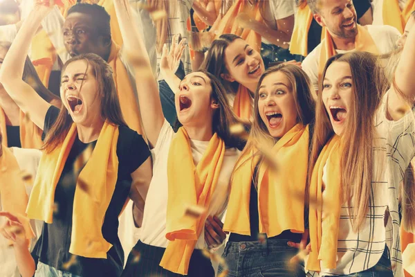 Groep van tevreden fans zijn gejuich voor de overwinning van hun team. — Stockfoto