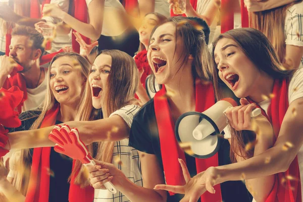 Grupo de fãs felizes estão torcendo por sua vitória em equipe . — Fotografia de Stock