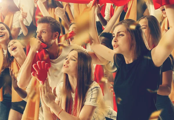 Grupo de fans felices están animando por la victoria de su equipo . — Foto de Stock