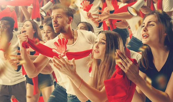 Grupo de fans felices están animando por la victoria de su equipo . — Foto de Stock