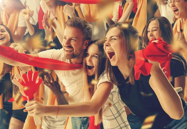 Grupo de fans felices están animando por la victoria de su equipo . — Foto de Stock