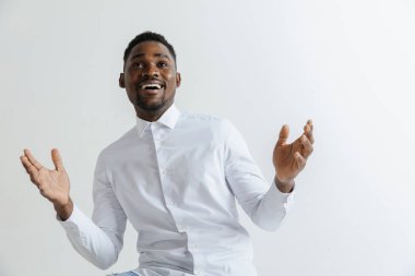 Heyecanlı genç Afro-Amerikan erkek şok ve şaşkınlık içinde çığlık portresi.